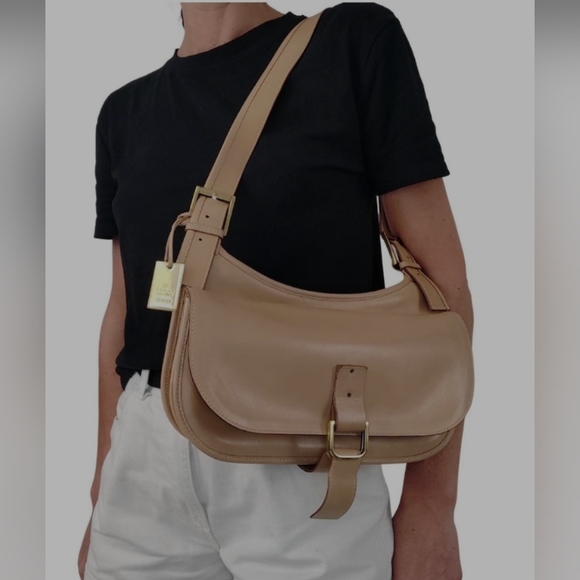 Gucci Leather Shoulder Bag with Gold Hardware - Picture 13 of 16